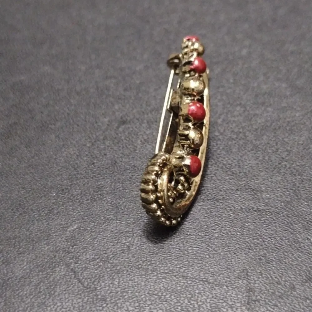 Gerry's vintage gold tone scroll brooch